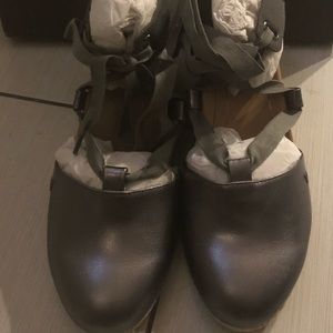 New Vionic women’s size 10 metallic color